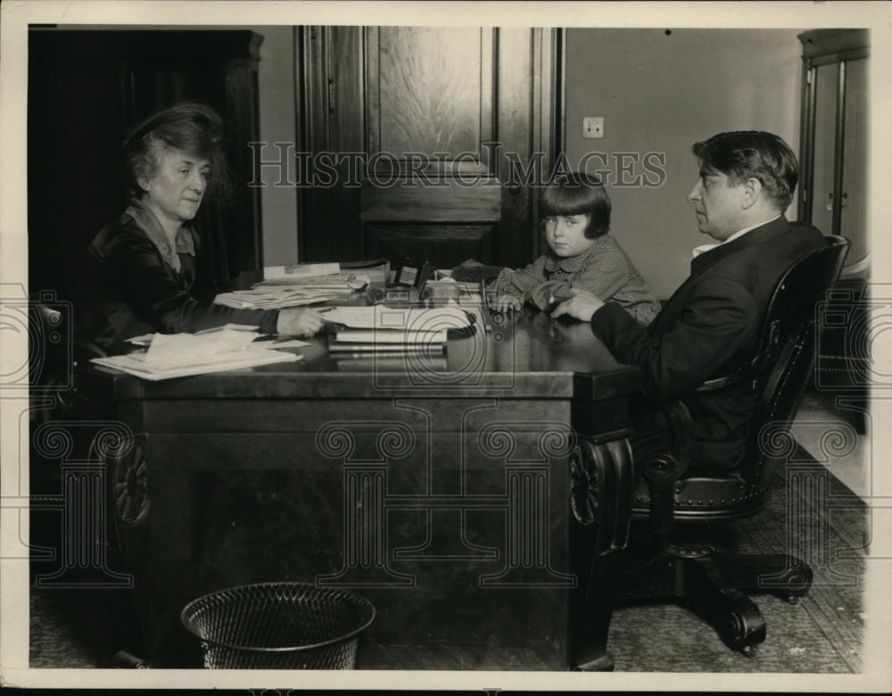 1927 Senator Thomas D. Schnall with wife and daughter, Peggy of Minn - Historic Images