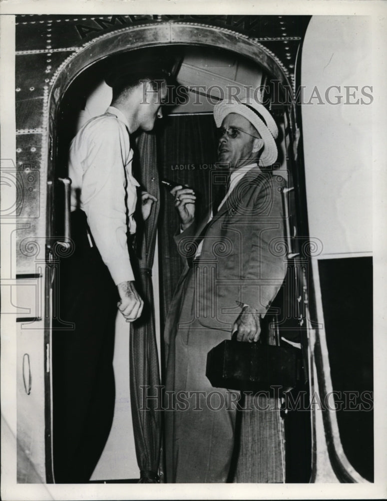 1940 Press Photo Stewardess Rosemary Griffin slugged from behind on plane - Historic Images