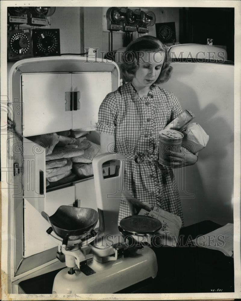 1945 Press Photo Mansfield, Oh Jane Schleicher shows new home freezer - Historic Images