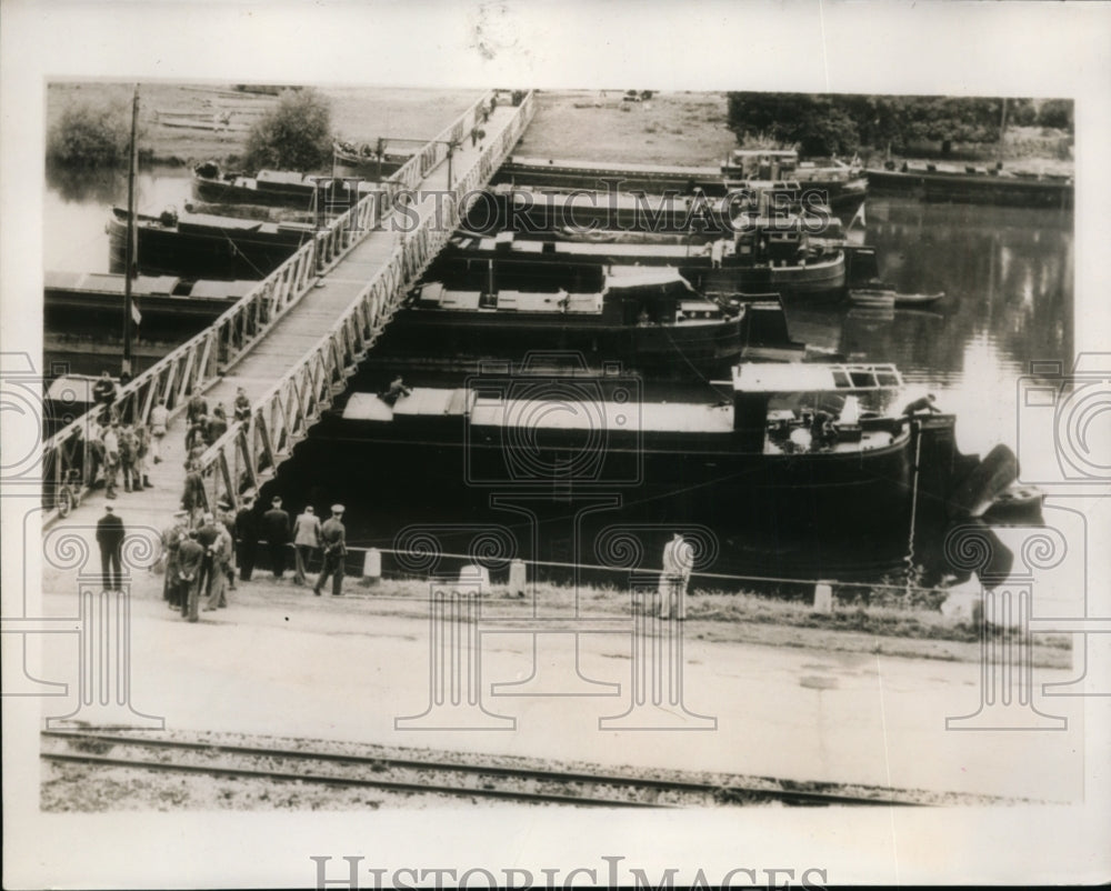 1939 Belgium strengthens defenses by building pontoon bridge - Historic Images