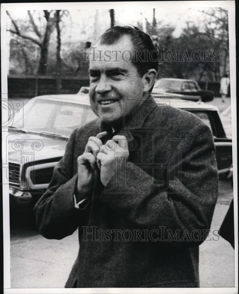 1968 Press Photo Richard Nixon walks to office at Hotel Pierre, NYC in cold temp - Historic Images