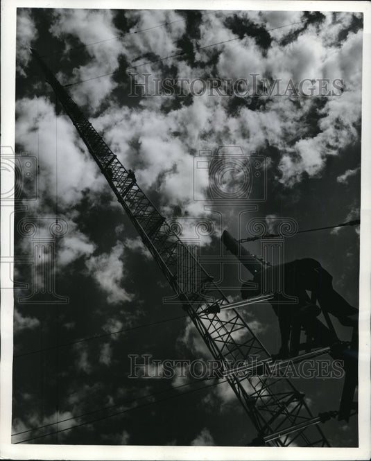 1940 Linemen connect radio frequency transmission to broadcast KDKA - Historic Images
