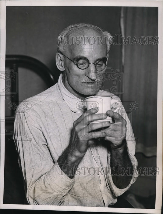 1938 Press Photo John Seatlar 1st Food in 19 Days Since He Had No Money-Historic Images