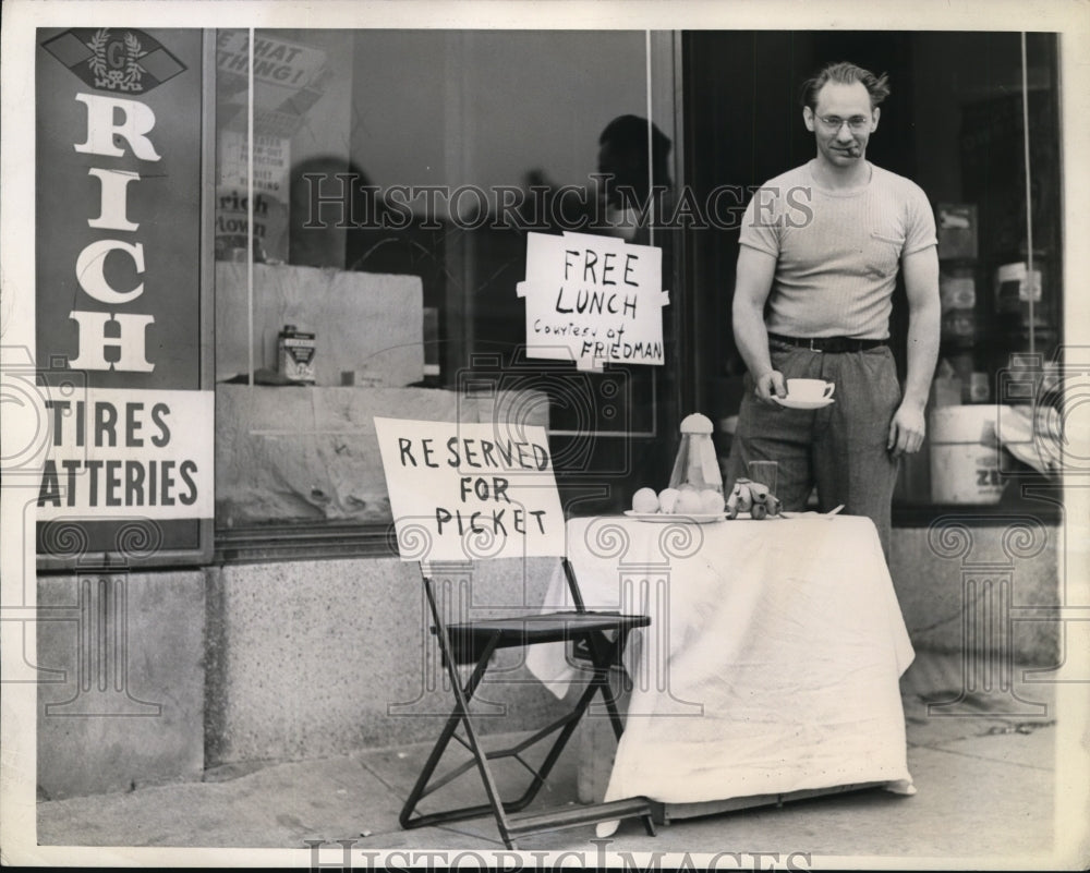 1943 Hyman Friedman, proprietor, refusing to join rubber Union - Historic Images