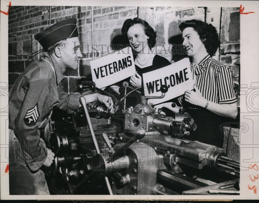 1945 Press Photo Sgt John Stango Veteran Going Back to Work His Job-Historic Images