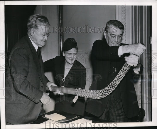 1944 Press Photo Vivien Kellems War Manufacturer wirh Cable Gripper & Sen Reed-Historic Images