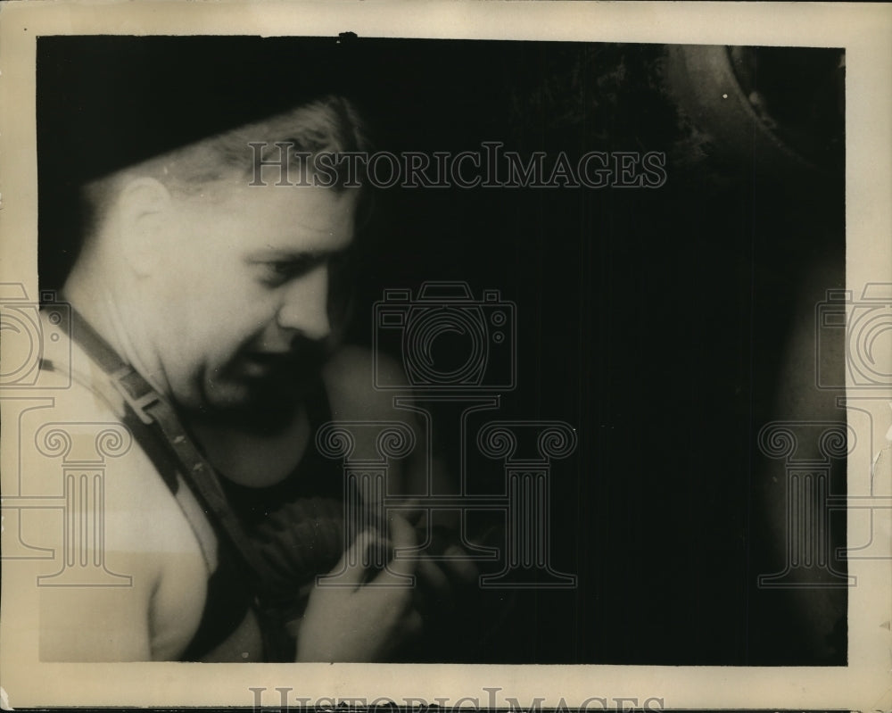 1929 Reday to Adjust the Mechanical Lung - Historic Images