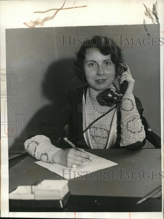 1932 Press Photo Miss Ruth Faulkner In Her Desk In Manhattan College - Historic Images