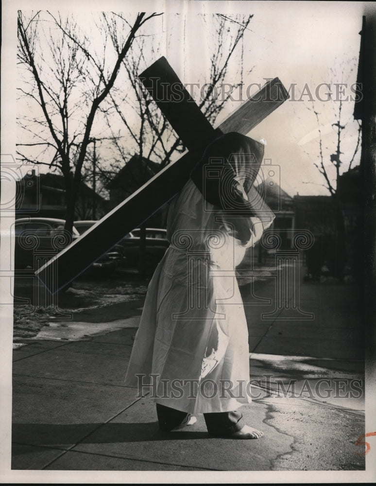 1951 Press Photo Barefoot Man Carries Cross Through Fulton-Clark Area- Historic Images