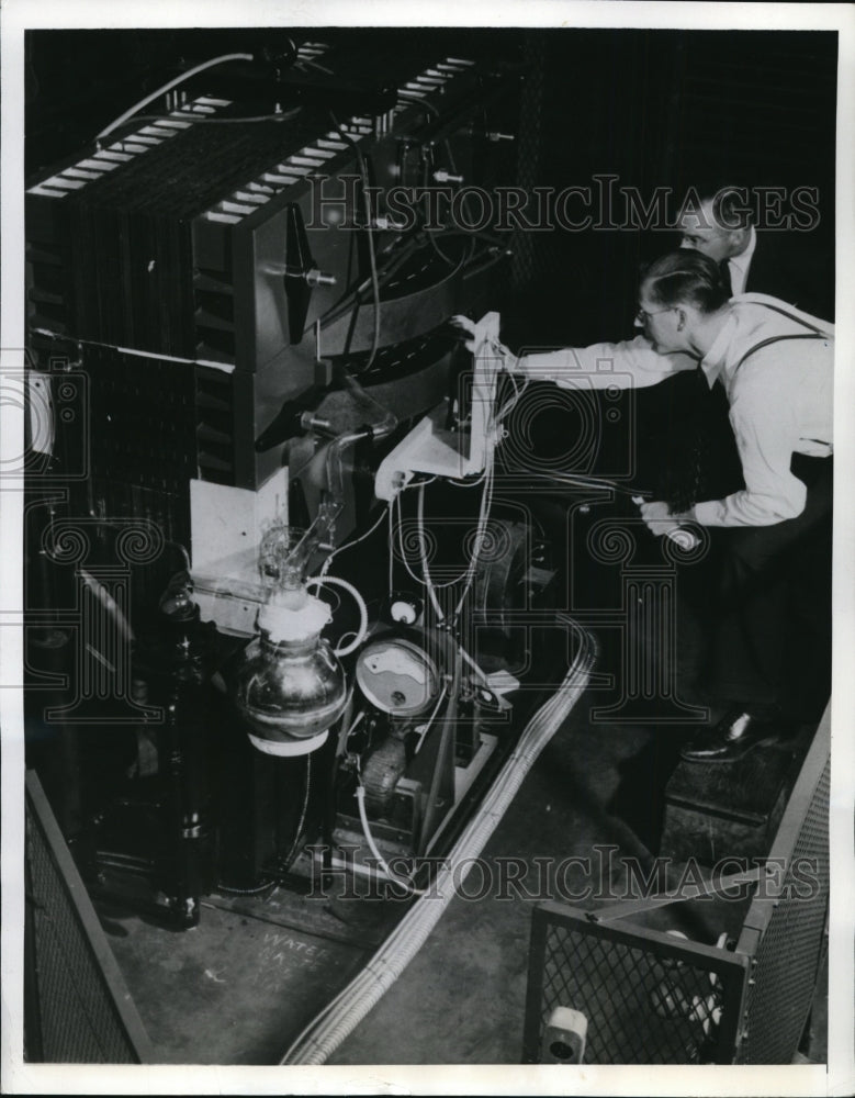 1941 Press Photo Dr. Donald Kerst And Dr. Charlton - ney08068-Historic Images