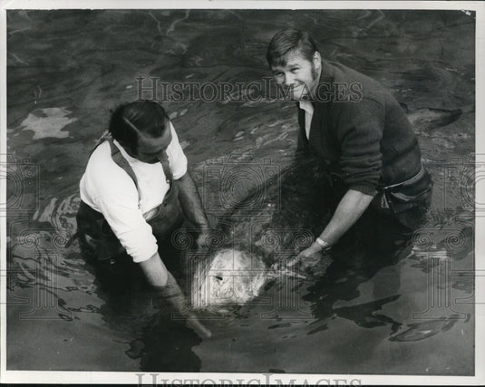 1969 Dr Jay Hyman & Coney Island Aquarium Curator Robert Morris - Historic Images