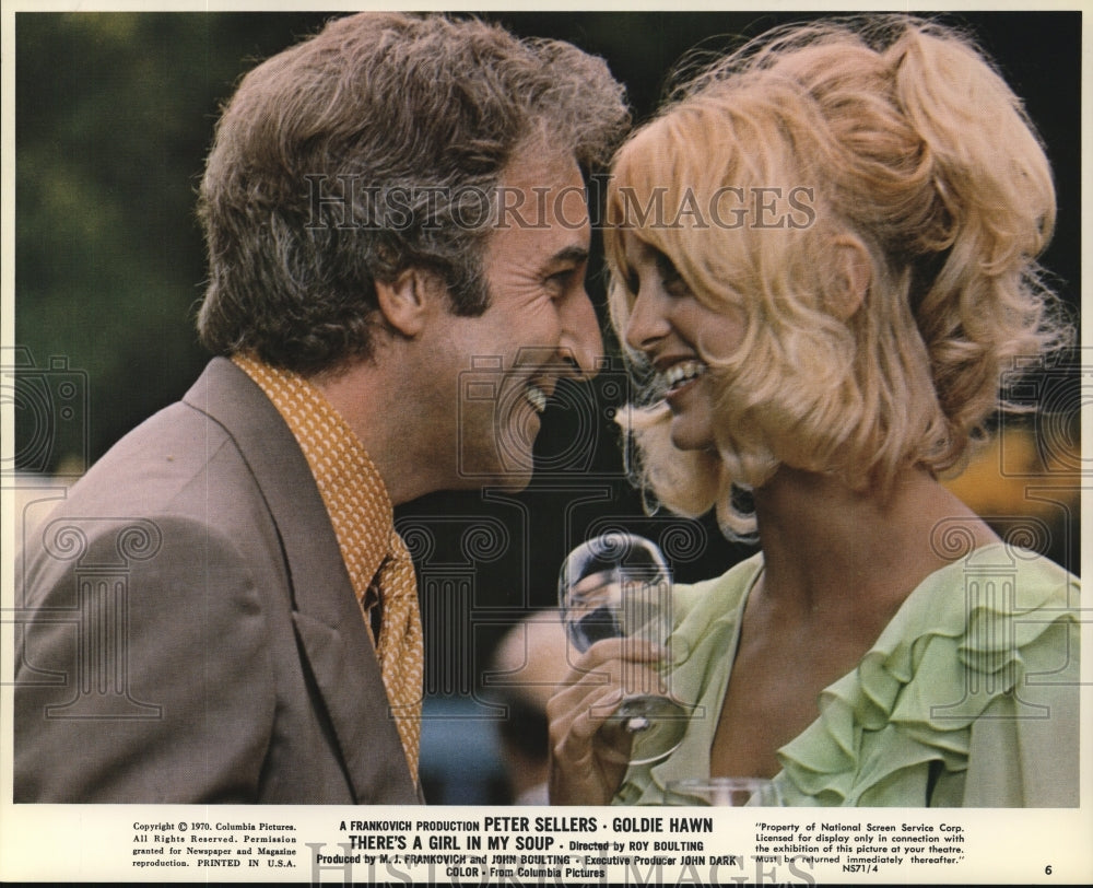 1970 Press Photo Actor Peter Sellers, Goldie Hawn in &quot;There&#39;s a Girl in My Soup&quot; - Historic Images