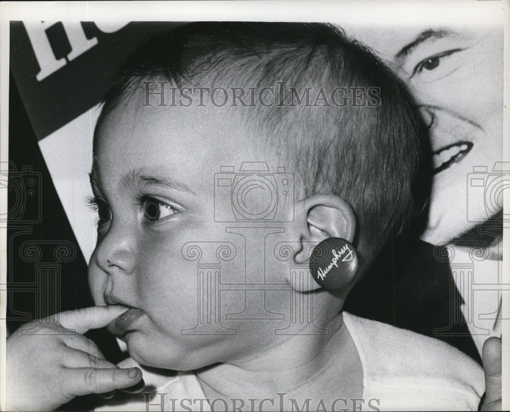 1968 Press Photo Baby Girl Raquel Kaufman Wears Hubert Humphrey Campaign Button - Historic Images