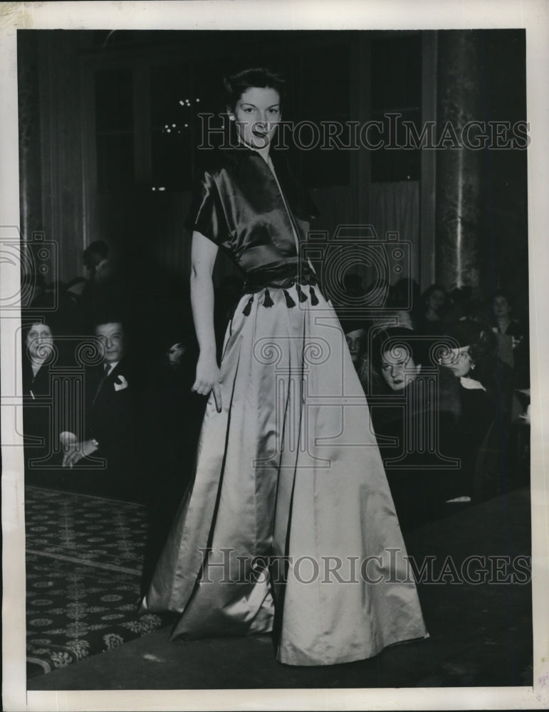 1948 Unusual Dinner Gown at World Market Rome Italy Fashion - Historic Images