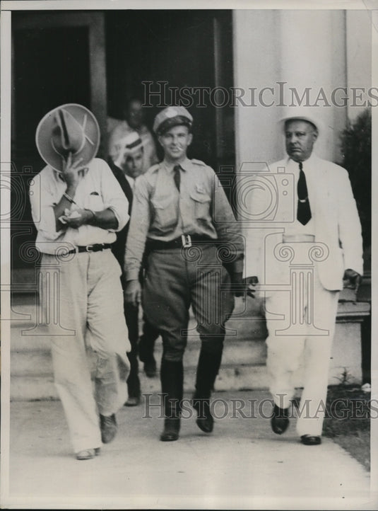 1937 Press Photo Robert Graham Cover's His Face With A Hat - ney08836-Historic Images