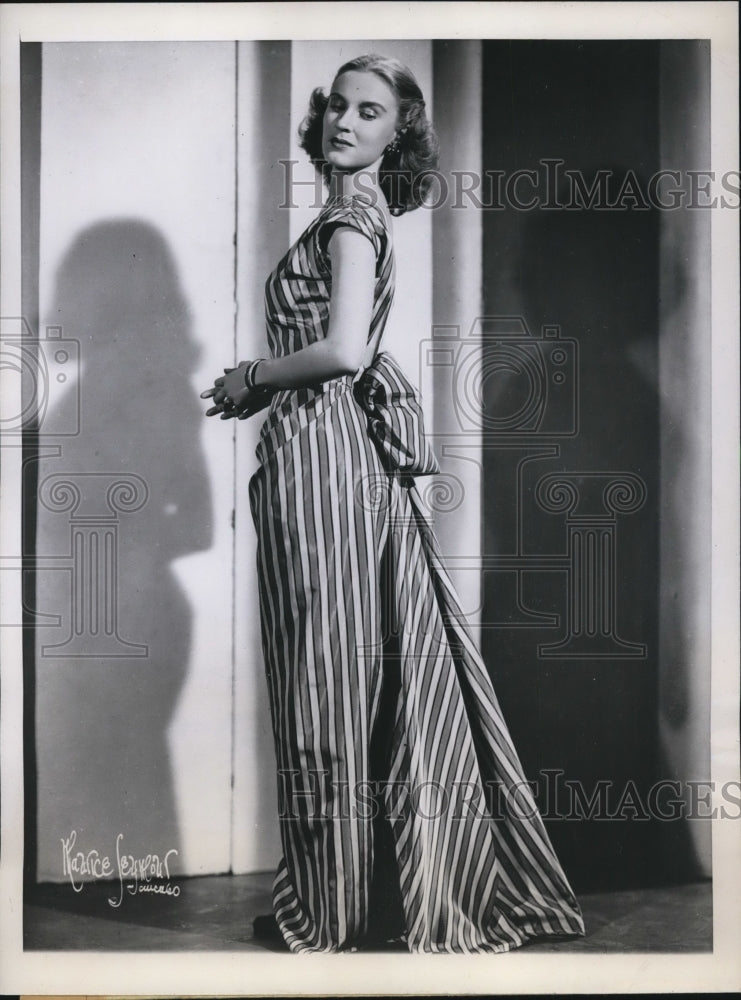 1946 Press Photo Reggie Simpson Models Her Favorite Evening Gown - ney08849 - Historic Images