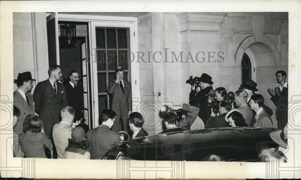 1941 Press Photo The Duke Of Windsor Waves To The Crowd - ney09068-Historic Images