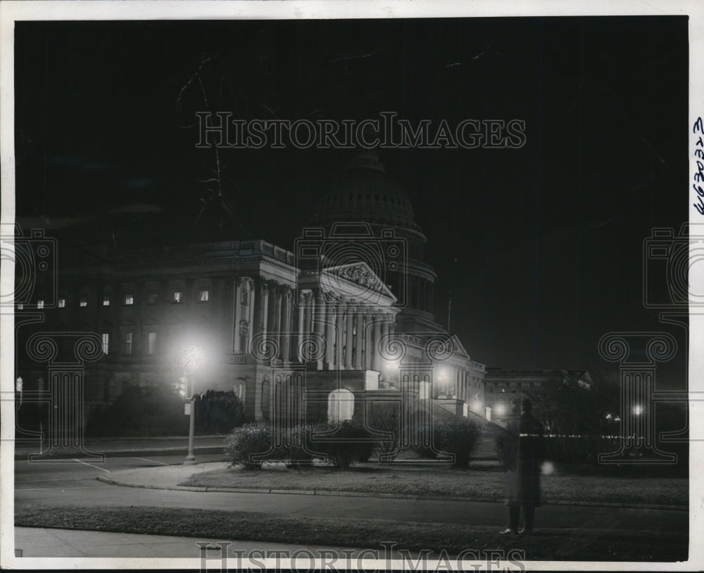 1941 Press Photo Floodlights that illuminate Capitol building turned off-Historic Images