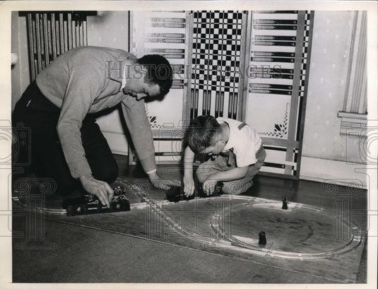 1943 Press Photo Basketball player Robert Dille and son play with a train set-Historic Images