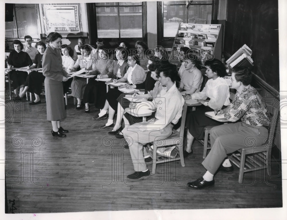 1953 Press Photo Estella Korn teaches Waller High School class on tax returns - Historic Images