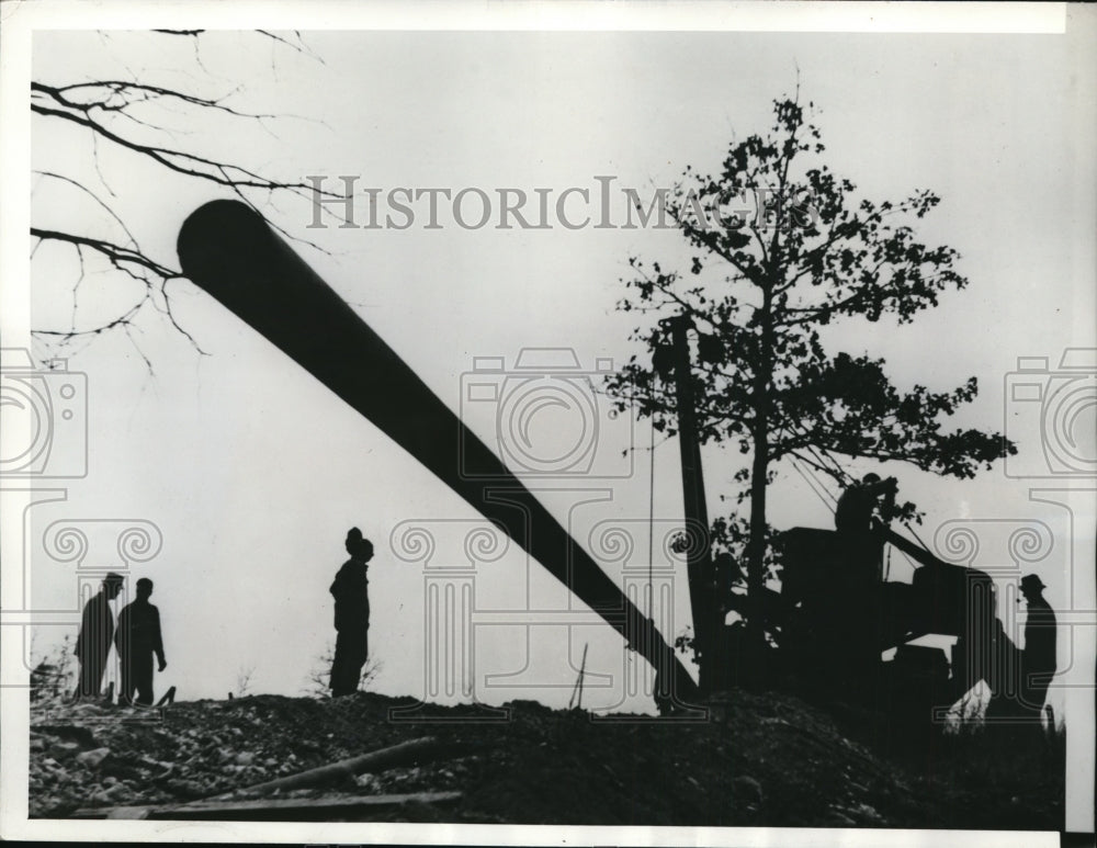 1940 Press Photo Pipe Line Being Lifted In The Construction Site In Oklahoma-Historic Images