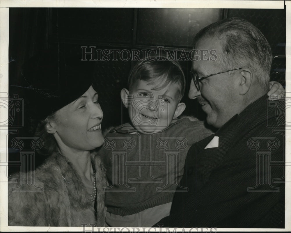 1939 Press Photo Dr. George Kazey With His Wife And Son - Historic Images