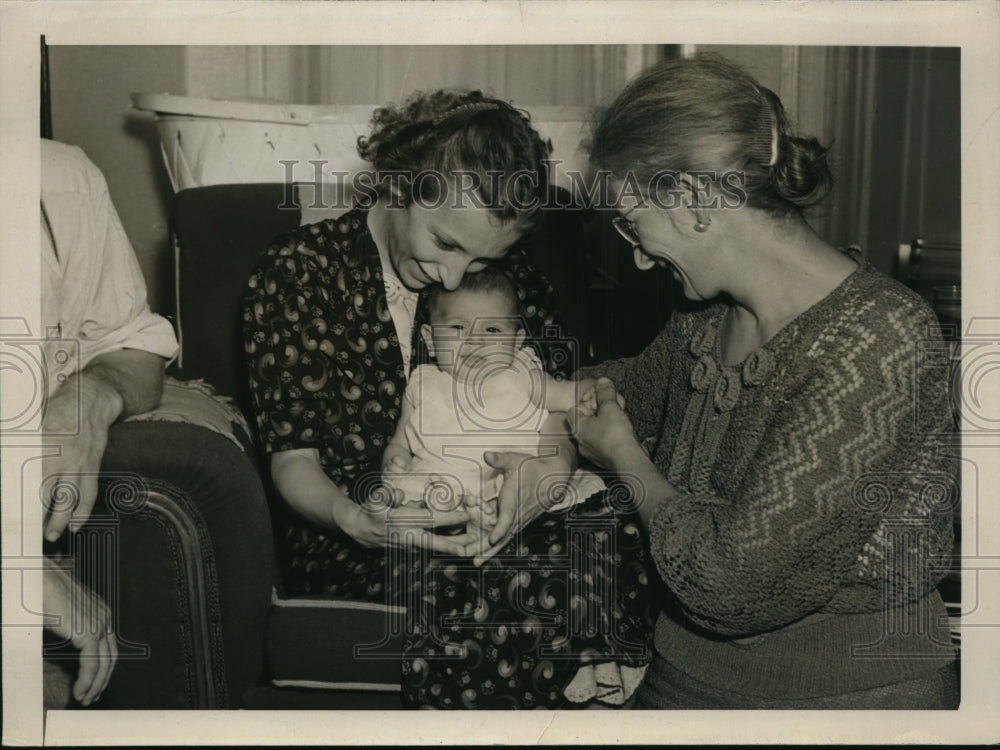 1937 Press Photo Mrs. Dororthy Lucas And Mrs. Joseph Boother With Diana Lucas - Historic Images