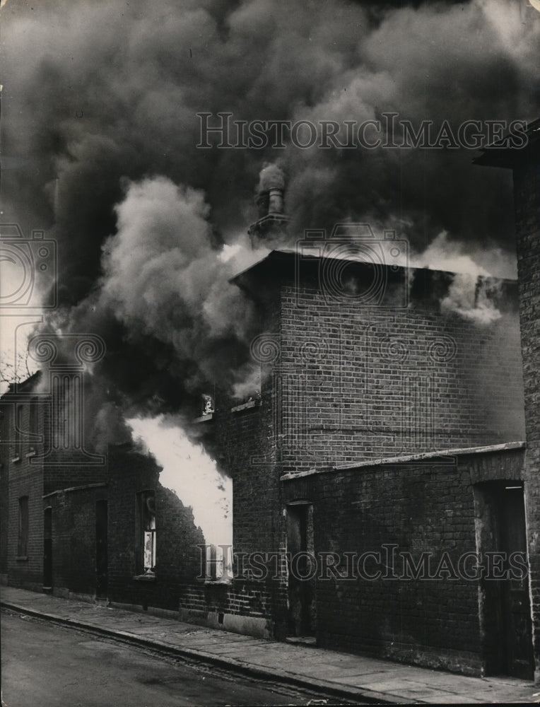 1938 Press Photo Burning Houses In Canterbury Road, Kilburn, London - ney10247-Historic Images