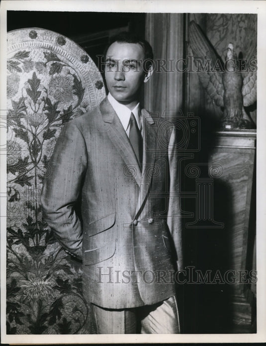 1960 Press Photo Rome Designer Valentino Wearing A Sharp Suit - Historic Images