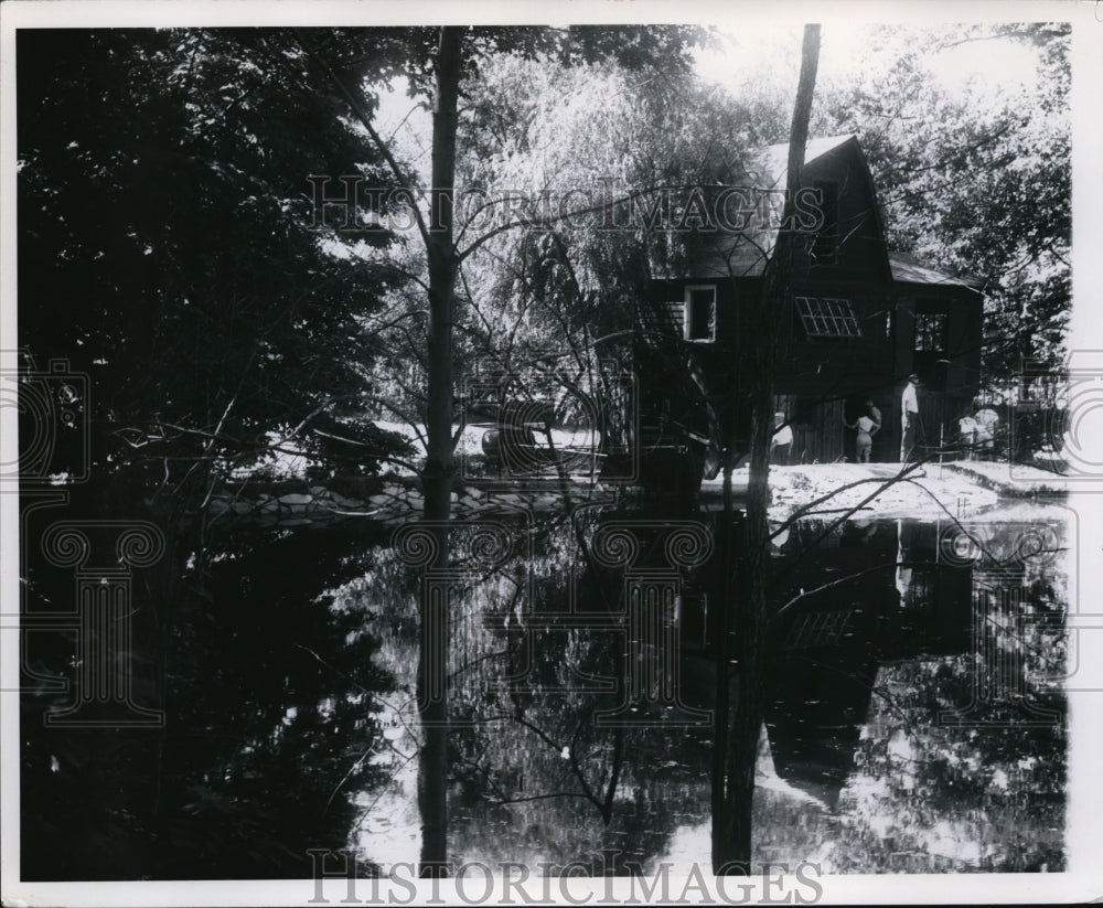 Press Photo Barn Next to Pond - ney10698-Historic Images