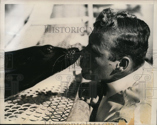 1960 Bel Winders Kissing A Seal In Miami Seaquarium  - Historic Images