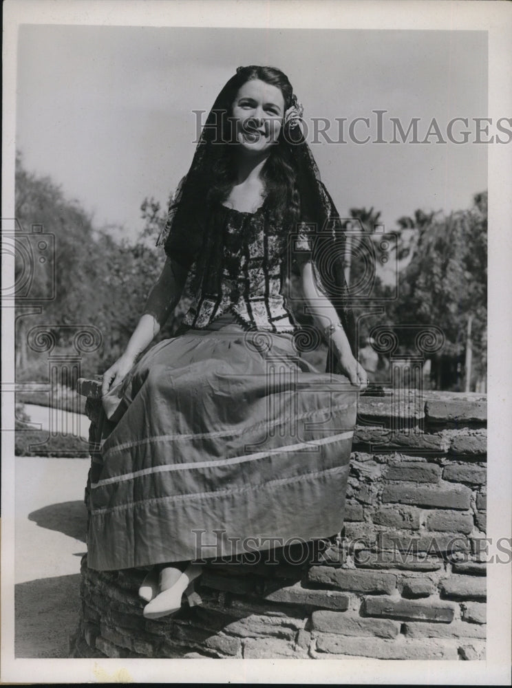 1937 Press Photo Ms.Kaye Harrold Queen at San Fernando Mission - Historic Images