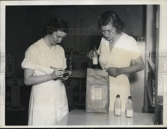 1937 Press Photo Mrs John McGee & Anne Turner of Baby Service Inc Helps New Moms - Historic Images