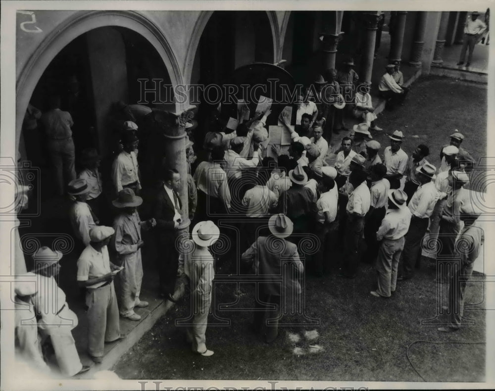 1934 Press Photo Crowds Wait for June Nobles Kidnapping News in Tucson, Arizona - Historic Images