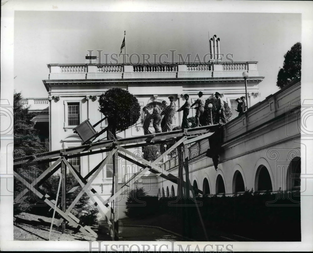 1941 Press Photo Workmen Workmen remove the summer Shrubbery at the White House-Historic Images
