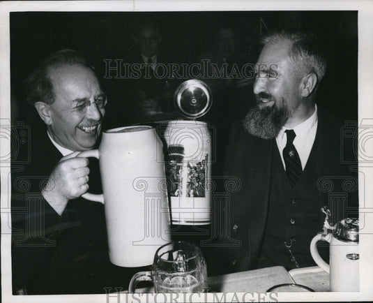 1952 Press Photo Wilheim Hoegner and Alois Hunhammer Toast with Steins in Munich-Historic Images