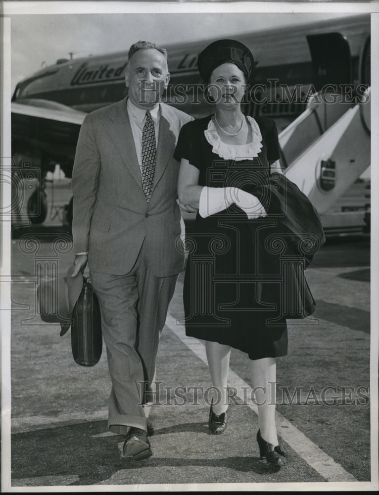 1946 Press Photo Commerce Secretary Alfred Schindler and Wife Arrive in D.C. - Historic Images