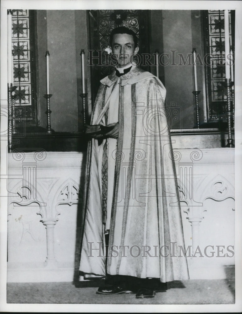 1958 Press Photo Rev.Patric Hutton wears the golden Vestments - ney11921 - Historic Images