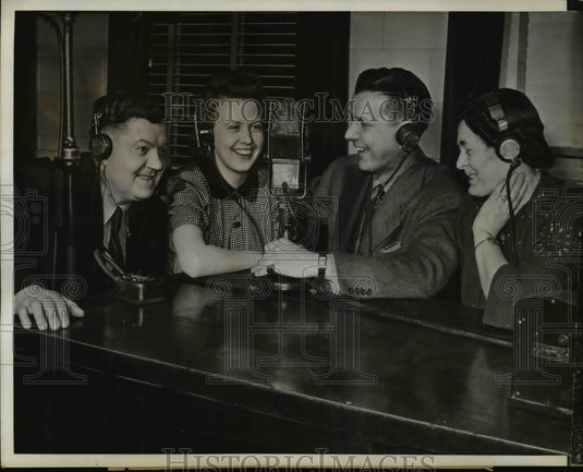 1942 Press Photo Minneapolis Relatives of AEF Soldiers Talk Over Radio-Historic Images
