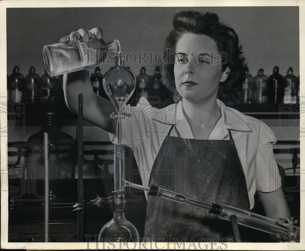 1943 Press Photo Betty Bowling Laboratory Technician Western Cartridge Company - Historic Images