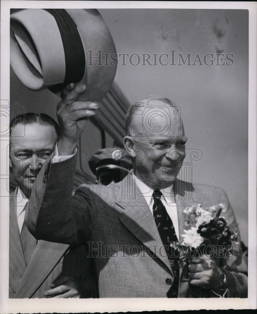 1952 Press Photo General Dwight D. Eisenhower Leaving from Abilene Station-Historic Images