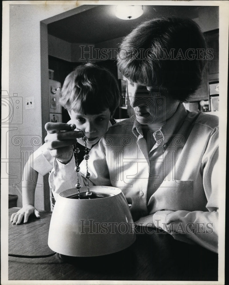 1968 Press Photo Dipping Jewelry into the Branson Ultrasonic Cleaner - Historic Images