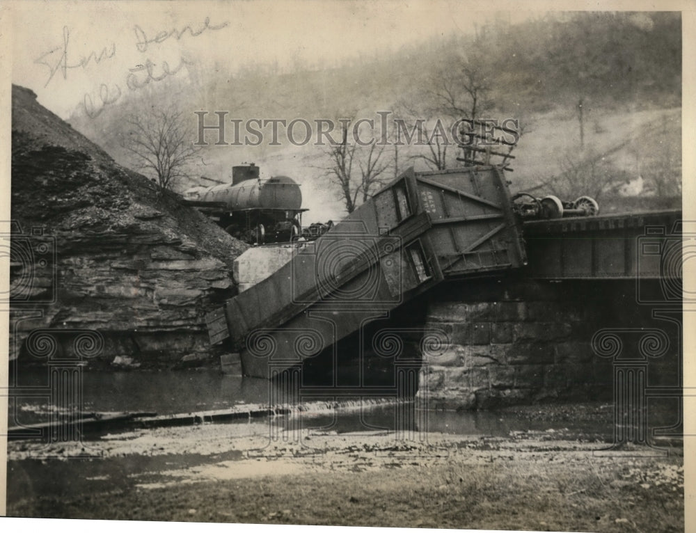 1925 Press Photo Freight Train Accident Near Carnegie Pennsylvania - ney13290-Historic Images