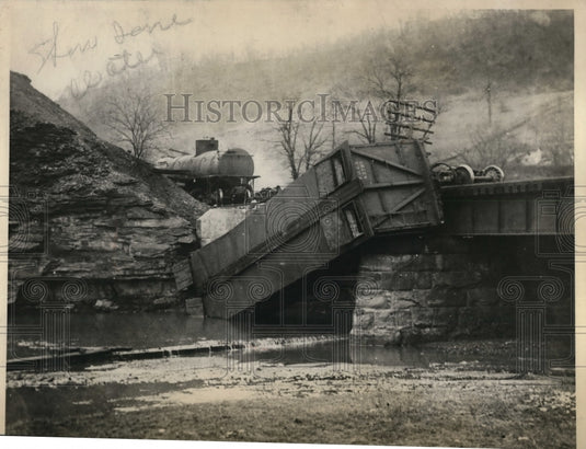 1925 Press Photo Freight Train Accident Near Carnegie Pennsylvania - ney13290-Historic Images