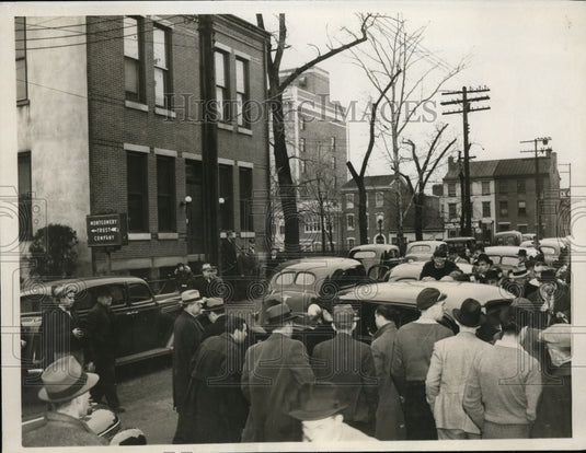 1938 Press Photo Crowds at Murderer Wendell Forrest Bowers Crime Scene Kentucky - Historic Images