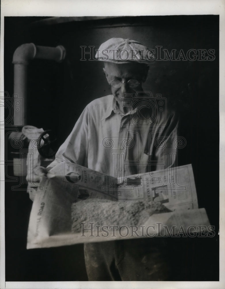 1933 Press Photo Workman at The Joseph Finch Company Distillers Schenley PA - Historic Images