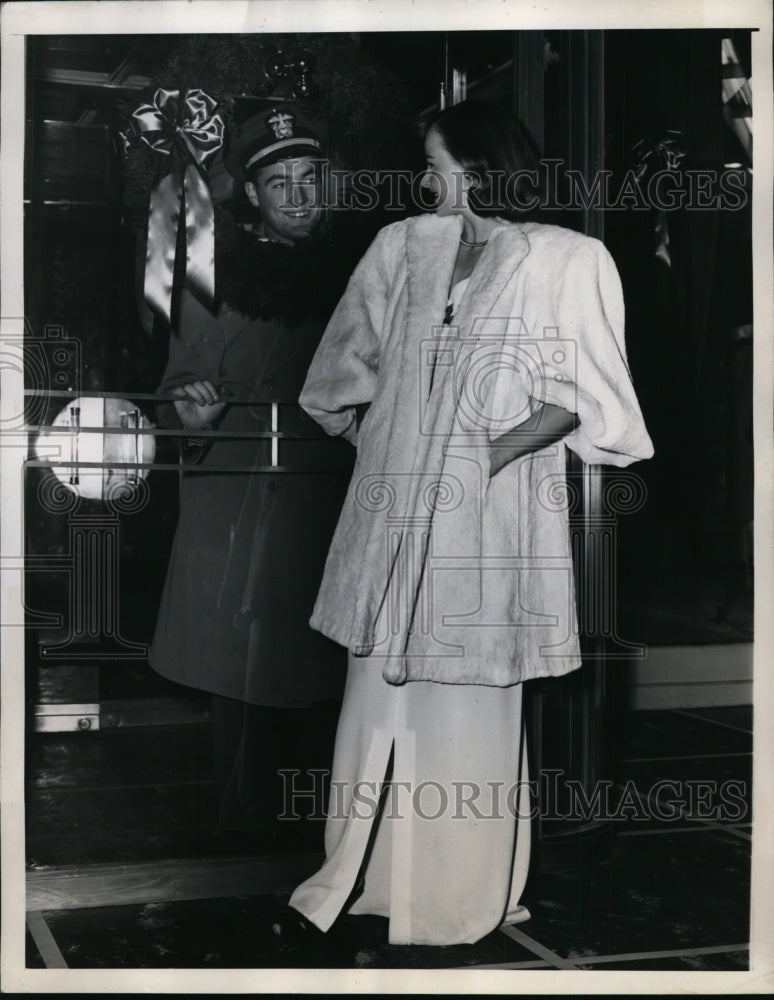 1945 Press Photo Sonia Gover models a I.J. Fox Fashion of White Otter Fur Coat - Historic Images