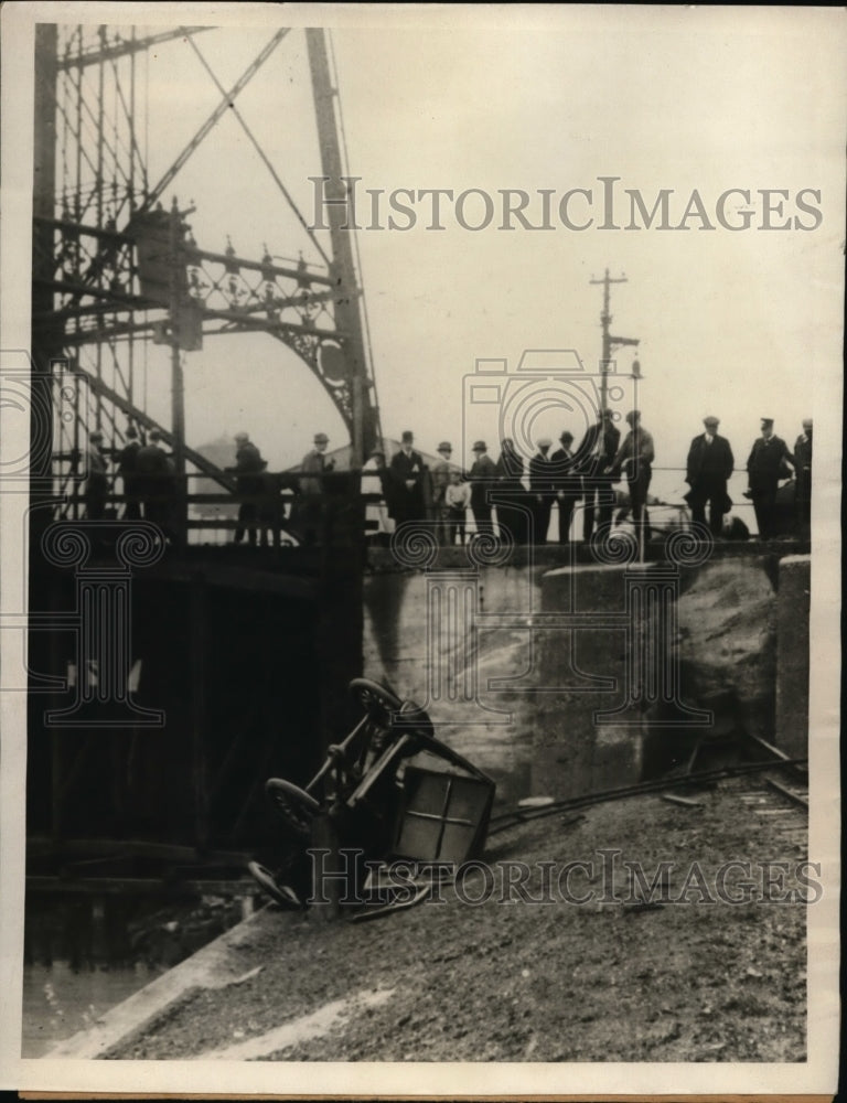 1923 Press Photo Car Skidded Off Bridge in Chicago - Historic Images
