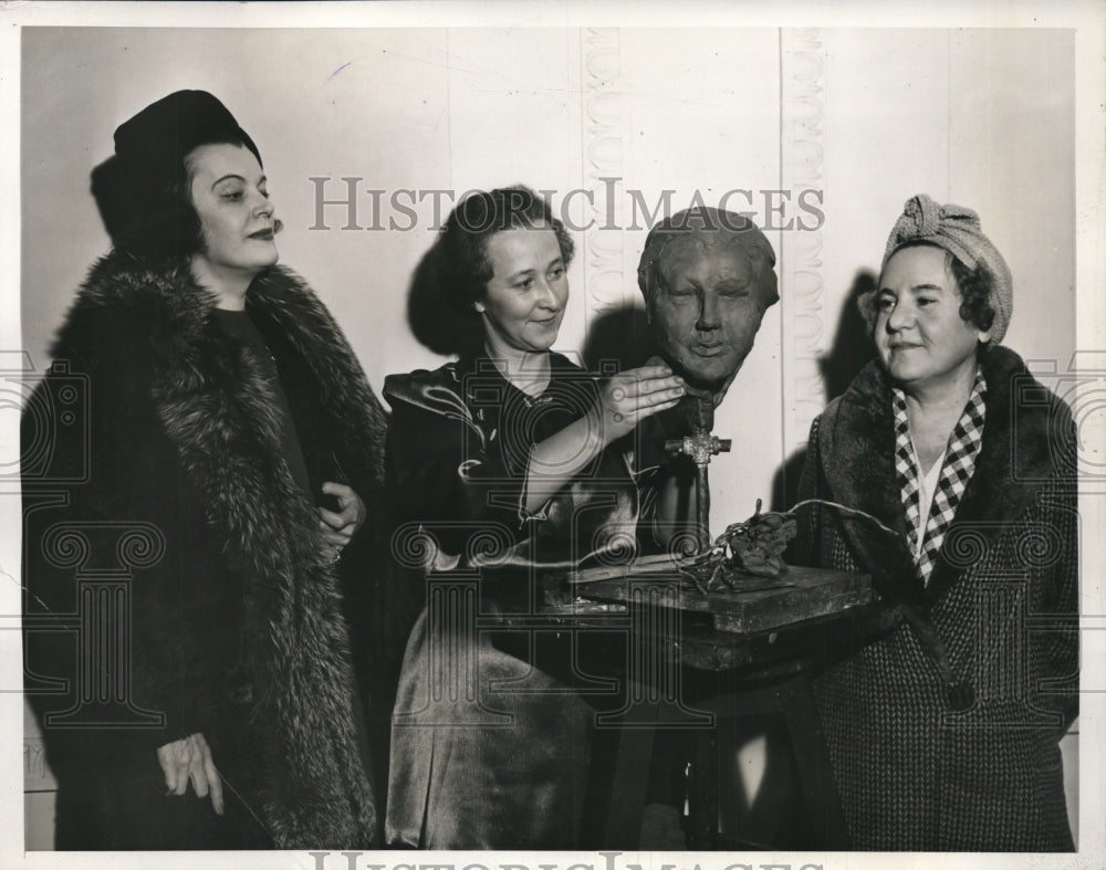 1940 Press Photo Suzanne Silvercruys Sculpts Women During Art Lecture-Historic Images