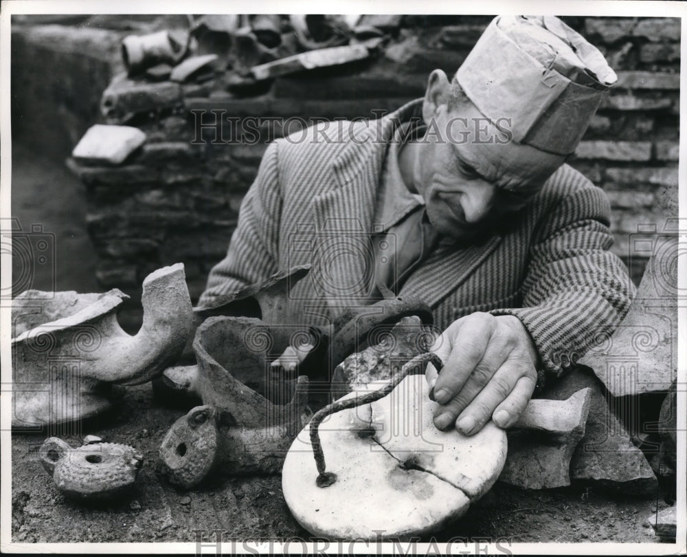 1960 Press Photo Workmen examined relic brought excavation of Gladiators School-Historic Images